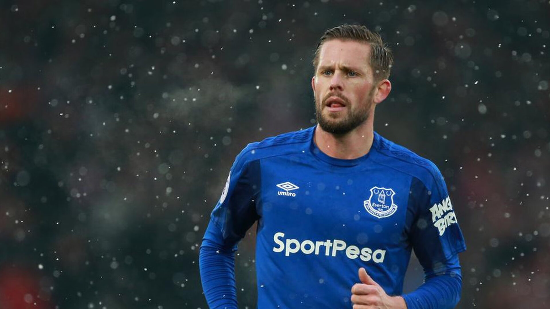 墨西哥球员脚底打滑摔出界，被判越位？，墨西哥国脚